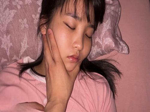 Lẻn vào hiếp dâm bạn thân lúc nửa đêm