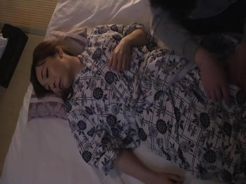 半夜偷偷溜进房间强奸婆婆