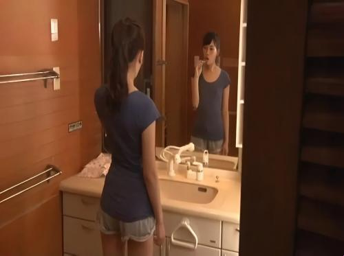 La fille dans la chambre d'à côté n'aime pas porter de soutien-gorge.