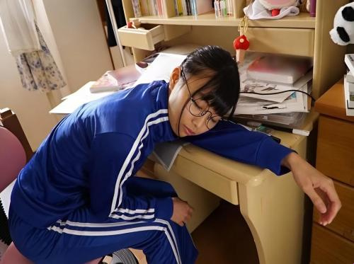 強姦在她桌子上睡著的表妹