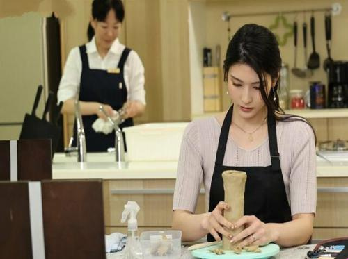 ภรรยานอกใจไปมีชู้กับเพื่อนร่วมงานเพราะสามีไม่สามารถทำให้พอใจได้