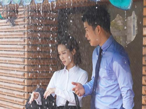 Trú mưa cùng em đồng nghiệp dâm đãng