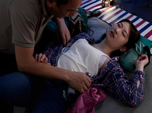 Isteri muda mendapat kacau dalam perjalanan perkhemahan