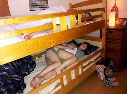 睡覺時操你愛人的妹妹......