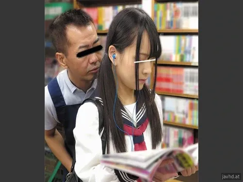 Follando con una colegiala en la biblioteca de la escuela sin gemir en voz alta