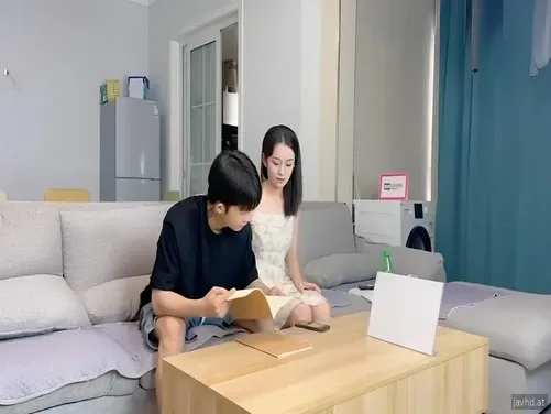 和嫂子一起讀書也很不安
