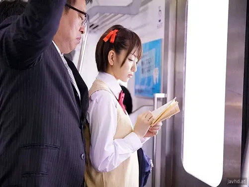 Metroda bir kız öğrenci