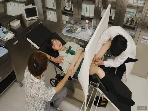 Ver al doctor masculino Bien Thái cuando lleve a mi esposa a un examen ginecológico.