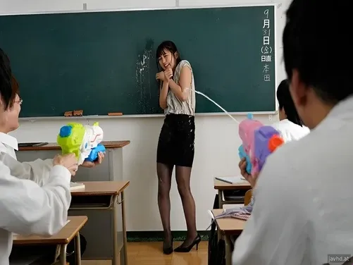 Violación de una nueva maestra en prácticas