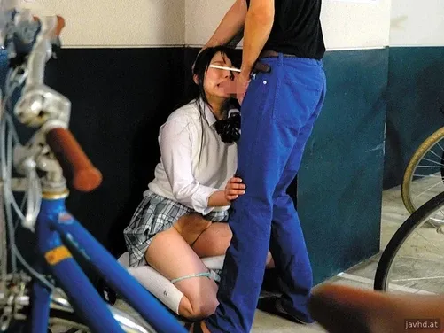 ข่มขืนเด็กนักเรียนหญิงในลานจอดรถ