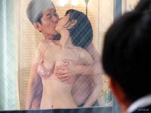隣人が夫とファックしているところを覗き見して最後